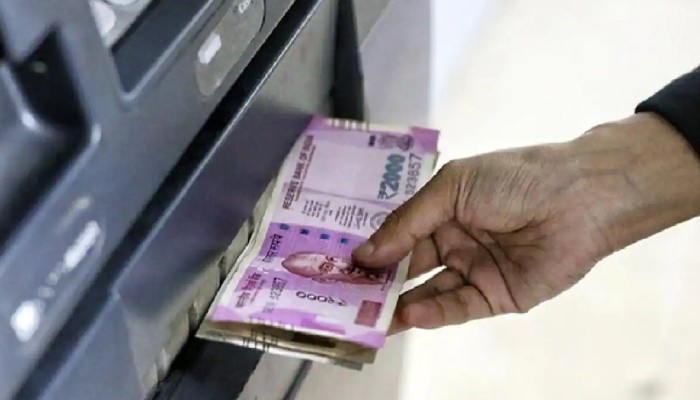 ATM Cash Withdrawal: জানেন, নতুন বছরেই বাড়ছে ATM থেকে টাকা তোলার খরচ?
