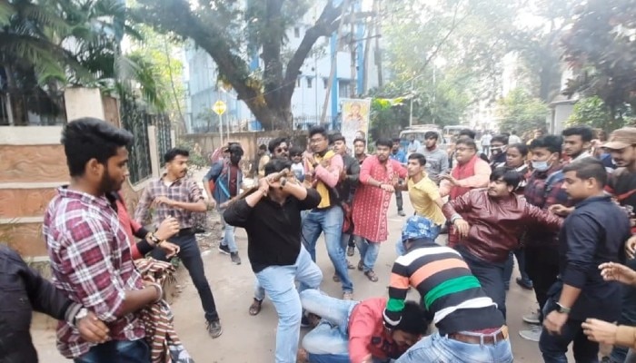 Video : SFI ও TMCP সংঘর্ষে রণক্ষেত্র উত্তরপাড়ার প্যারীমোহন কলেজ, আহত কমপক্ষে ৮