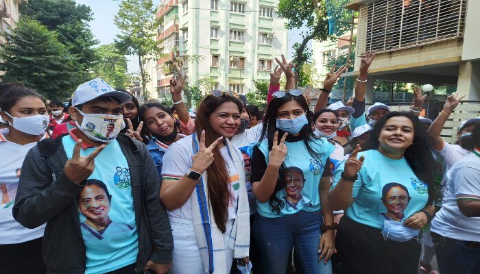 wife and childern with him in the rally