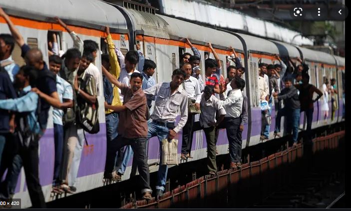 Local Train: অত্যধিক ভিড়! ট্রেন থেকে ছিটকে পড়লেন প্রৌঢ়, হাসপাতালে মৃত্যু