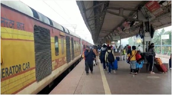 Digha Train: দিঘায় যেতে চান? পর্যটকদের স্বাচ্ছন্দ্য দিতে এবার নয়া সাজে দিঘা-কান্ডারি এক্সপ্রেস