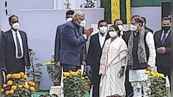 প্রজাতন্ত্র দিবসের অনুষ্ঠানে রাজ্যপালকে কিছুটা এড়িয়েই গেলেন মুখ্যমন্ত্রী!
