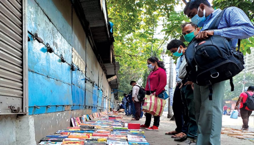 College Street: ফুটপাত জুড়ে বইয়ের ভিড়, কলেজ স্ট্রিটে 'অমূল্য রতন'-র খোঁজে বই প্রেমীরা