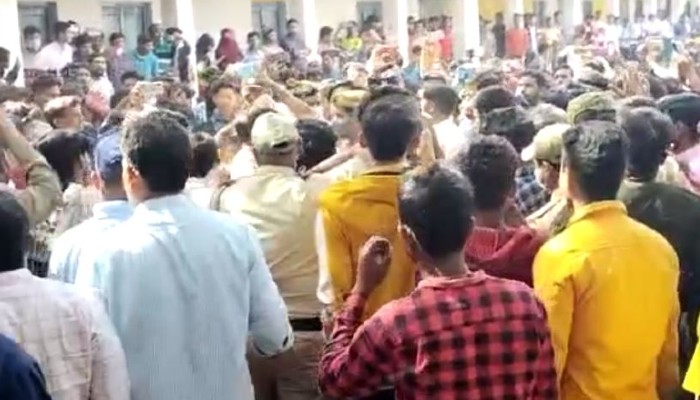 Murshidabad: হিজাব বিতর্কের আঁচ এবার এ রাজ্যেও! স্কুল ঘেরাও-তালাবন্দি শিক্ষকরা Murshidabad: হিজাব বিতর্কের আঁচ এবার এ রাজ্যেও! স্কুল ঘেরাও-তালাবন্দি শিক্ষকরা