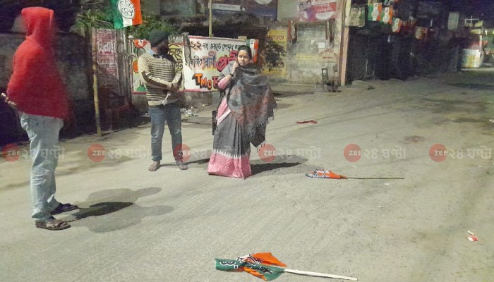 TMC-BJP: রাজনৈতিক সৌজন্যের নজির! রাত জেগে বিজেপির ফ্ল্যাগ-ফেস্টুন পাহারায় তৃণমূল প্রার্থী TMC-BJP: রাজনৈতিক সৌজন্যের নজির! রাত জেগে বিজেপির ফ্ল্যাগ-ফেস্টুন পাহারায় তৃণমূল প্রার্থী