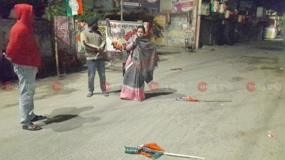  TMC-BJP: রাজনৈতিক সৌজন্যের নজির! রাত জেগে বিজেপির ফ্ল্যাগ-ফেস্টুন পাহারায় তৃণমূল প্রার্থী
