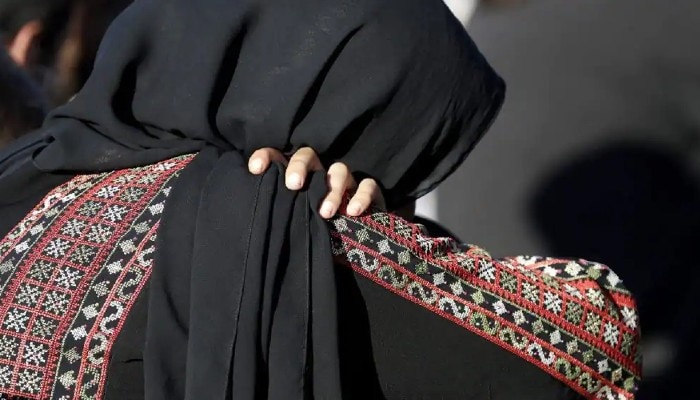 Hijab Row: কলেজে আর হিজাব পরে আসা যাবে না শুনে পদত্যাগ শিক্ষিকার 