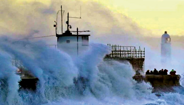 Storm Eunice: ঝড়ের গতি কোথাও ১৯৬ কিমি প্রতি ঘণ্টা; লন্ডভন্ড ইউরোপ, ব্রিটেনে বিদ্যুতহীন ২ লাখ বাড়ি