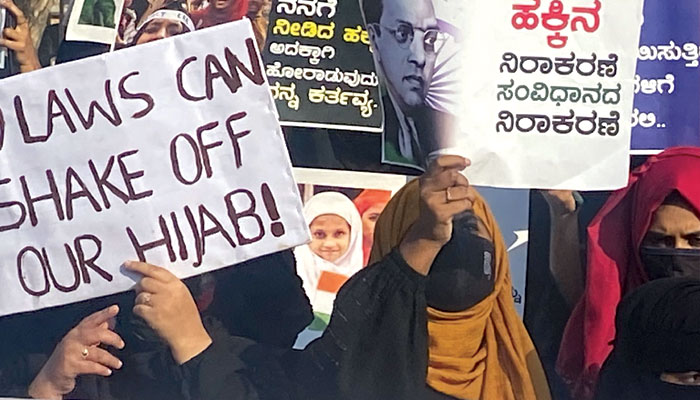 Karnataka Hijab Row: স্কুল-কলেজ ক্যাম্পাসে হিজাব নিষিদ্ধ নয়, কর্ণাটক হাইকোর্টে জানাল রাজ্য সরকার 