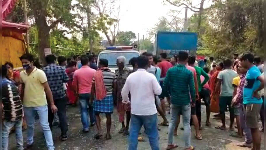 Road Accident: পুজোর চাঁদা তোলার জন্য গাড়ি থামাতে গিয়ে ভয়ঙ্কর ঘটনা, যুবককে পিষে দিল ডাম্পার