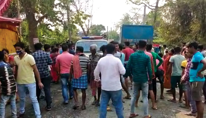 Road Accident: পুজোর চাঁদা তোলার জন্য গাড়ি থামাতে গিয়ে ভয়ঙ্কর ঘটনা, যুবককে পিষে দিল ডাম্পার Road Accident: পুজোর চাঁদা তোলার জন্য গাড়ি থামাতে গিয়ে ভয়ঙ্কর ঘটনা, যুবককে পিষে দিল ডাম্পার