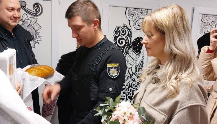 Couple gets married in Ukraine's bomb shelter 1