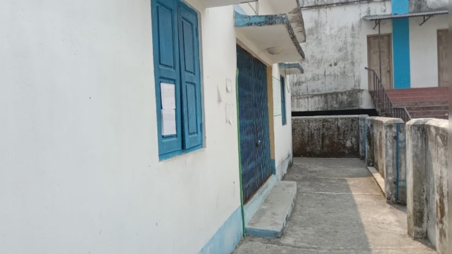 Odlabari: নামেই পশু হাসপাতাল, অব্যবস্থায় দেওয়ালে গজিয়ে উঠছে বড় বড় গাছ