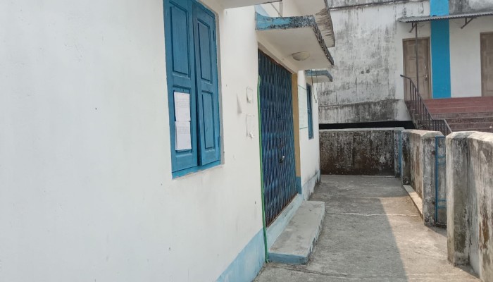 Odlabari: নামেই পশু হাসপাতাল, অব্যবস্থায় দেওয়ালে গজিয়ে উঠছে বড় বড় গাছ Odlabari: নামেই পশু হাসপাতাল, অব্যবস্থায় দেওয়ালে গজিয়ে উঠছে বড় বড় গাছ