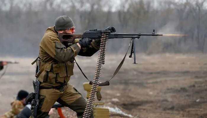 Russia-Ukraine War: মার্কিনরা ইউক্রেনে ঢুকে হঠাৎ AK-47 চালাতে শিখছেন কেন?