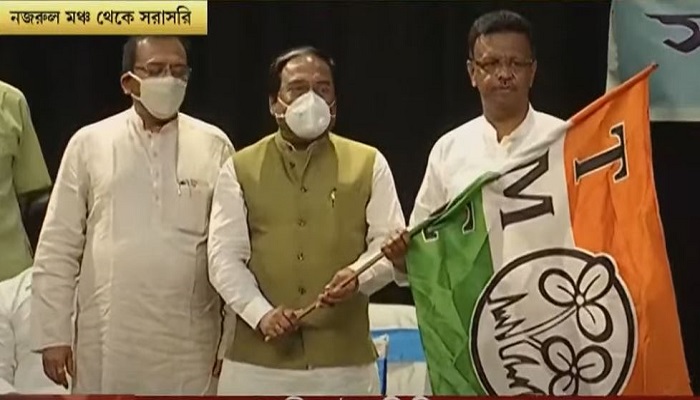 Jay Prakash Majumdar Joins TMC: জোড়াফুলে জয়প্রকাশ, মমতার উপস্থিতিতেই তৃণমূলে যোগ, পেলেন বড় পদও Jay Prakash Majumdar Joins TMC: জোড়াফুলে জয়প্রকাশ, মমতার উপস্থিতিতেই তৃণমূলে যোগ, পেলেন বড় পদও