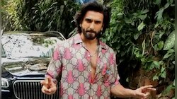 গোলাপি রঙের প্রিন্টেড শার্ট-প্যান্ট পরে ট্রোলড রণবীর, দাম শুনে চোখ কপালে নেটিজেনদের