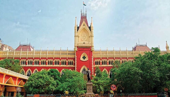 Calcutta High Court: জিনস-টি শার্টে আদালত কক্ষে হাজির শিক্ষক, বিচারপতির ধমকে বদল হল পোশাক