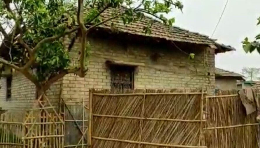 Wife Stages Dharan In Malda: পরস্ত্রীর সঙ্গে 'প্রণয়', মোবাইলে 'বুঁদ' স্বামী; শ্বশুরবাড়ির উঠোনে ধর্নায় গৃহবধূ