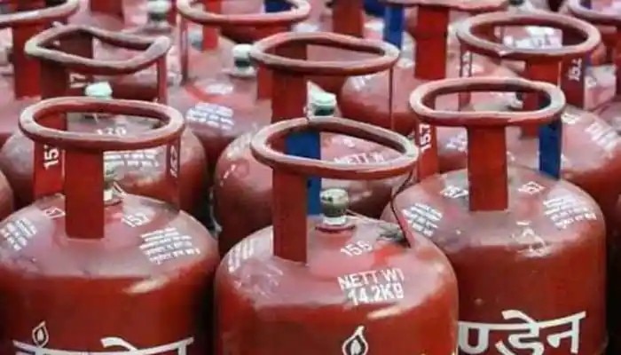 the price of the domestic lpg has crossed 1000 rupees