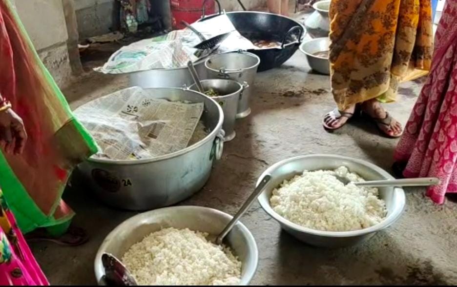 Egg Rice In 5 Rupee Contai Ma Canteen