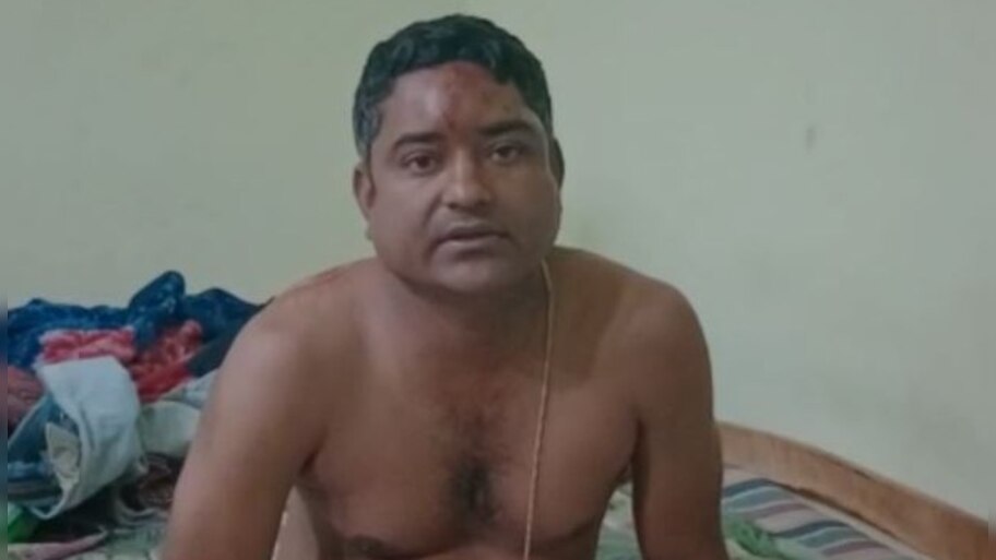 Video:  টোল প্লাজার কর্মীকে ধাক্কা মেরে পালাল 'মদ্যপ' চালক