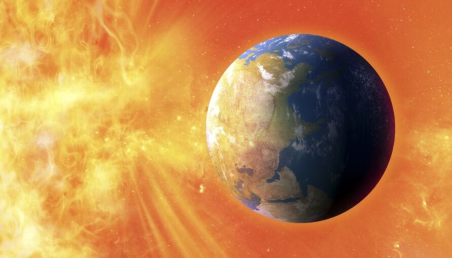 Solar Storm: সোমবারই সৌর ঝড়! এর জেরে পৃথিবীতে কী ঘটতে চলেছে জানেন?