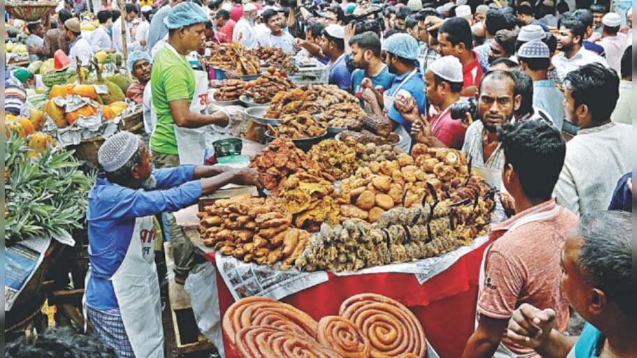 Chawk Bazar Iftar Market: আস্ত খাসি, কোয়েল ও মুরগির রোস্ট! বিচিত্র এই ইফতারি পসরা কোথায় জানেন?  