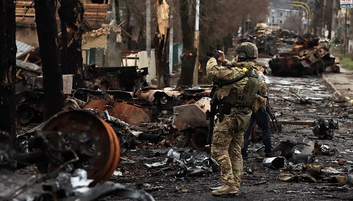 Russia-Ukraine War: কাদামাটি থেকে বেরিয়ে আছে হাত-পা! ইউক্রেনে ৪৫ ফুট পরিখায় গণকবর! রাশিয়ার হত্যাযজ্ঞ? Russia-Ukraine War: কাদামাটি থেকে বেরিয়ে আছে হাত-পা! ইউক্রেনে ৪৫ ফুট পরিখায় গণকবর! রাশিয়ার হত্যাযজ্ঞ?