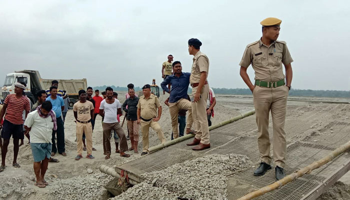 বালির পর এবার নদীর পাথরও তুলে নিচ্ছে মাফিয়ারা, অভিযান চালিয়ে আটক মাটি খোঁড়ার যন্ত্র