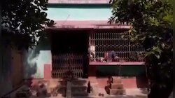 ঘরে 'খোলামেলা' অবস্থায় ছেলের বন্ধু, তাঁর প্রেমিকা; দরজা খুলতেই 'অবাক' বাবা! এরপর...