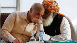 ইমরানকে সরানোর পিছনে কারা বা কাদের 'চক্রান্ত'? 