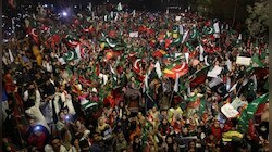 ইমরানের সমর্থনে পাকিস্তানের রাজপথে জনজোয়ার