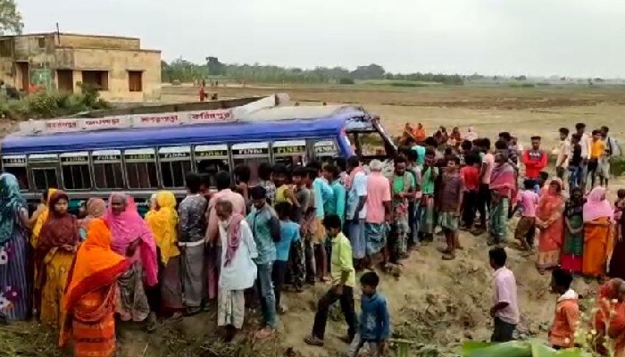 Domkal Accident:  বাইকে ধাক্কা মেরে উল্টে গেল বাস! মৃত ১, জখম ১৫