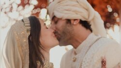 ঠোঁটে ঠোঁট রেখে নতুন জীবন শুরু করলেন রণবীর-আলিয়া, ভাইরাল বিয়ের ছবি