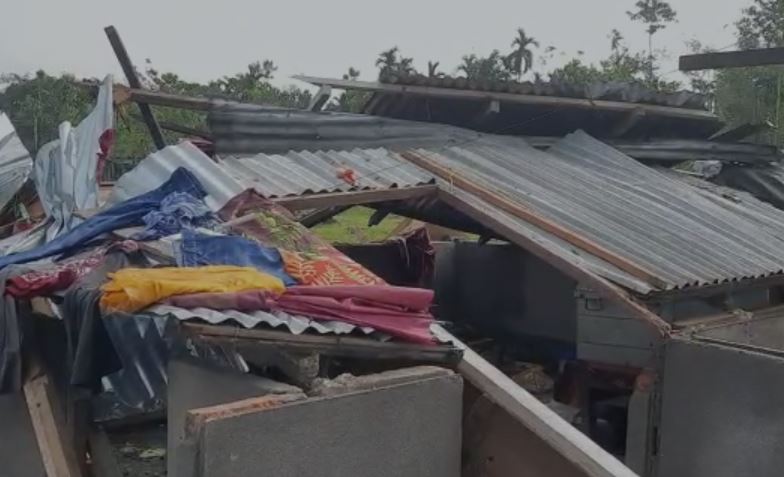 Coochbehar Storm: বৃষ্টির সঙ্গে আচমকাই ঝড়! লণ্ডভণ্ড তুফানগঞ্জ, আহত বেশ কয়েকজন