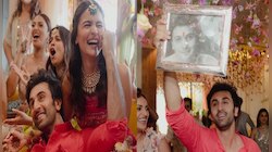 বাবার ছবি হাতে মেহেন্দি অনুষ্ঠানে রণবীর, আলিয়ার নাম লিখিয়েছেন হাতে