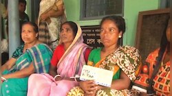 ব্যাঙ্কে জমা টাকা গেল কোথায়, জেলাশাসকের দ্বারস্থ কয়েকশো গ্রামবাসী