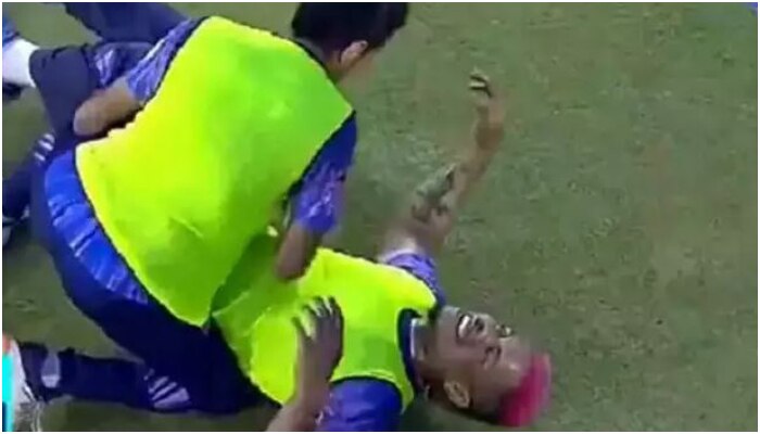 Yuzvendra Chahal এবার মাঠে কুস্তি লড়লেন Shimron Hetmyer-এর সঙ্গে!-Watch   