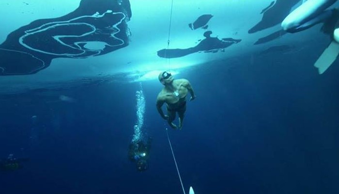 Swimming Below the Ice: বরফজমা জলের গভীরে নেমে সাঁতরে রেকর্ড