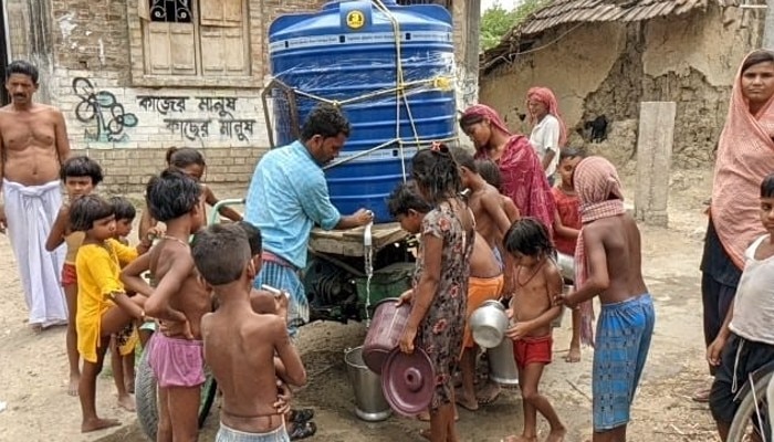 Murshidabad: কাজ চলছে &#039;জলস্বপ্নে&#039;র; আপাতত &#039;আশঙ্কাজনক&#039; অঞ্চলে পৌঁছে জলসঙ্কট মেটাচ্ছে পিএইচই-র জলগাড়ি