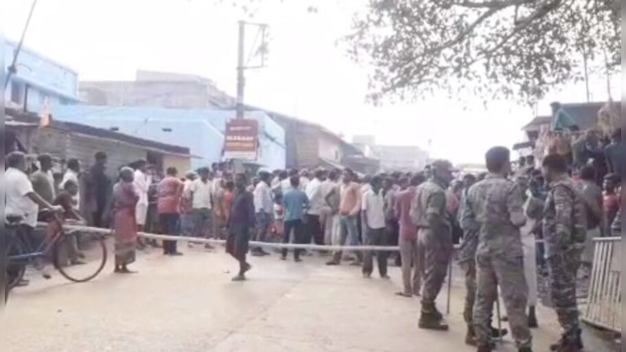  Purulia:  কেন বাজানো হচ্ছে সাউন্ড বক্স? বিয়েবাড়িতে পুলিসের লাঠিচার্জ, গুলি!