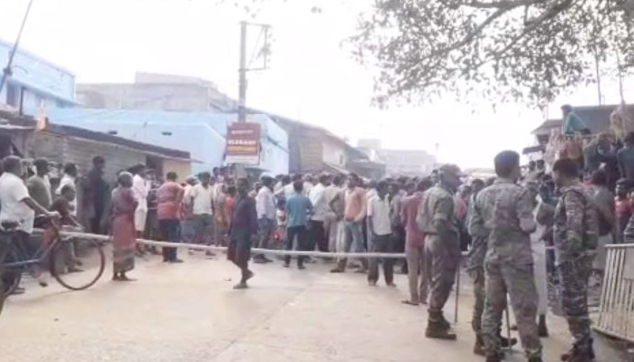 Purulia: কেন বাজানো হচ্ছে সাউন্ড বক্স? বিয়েবাড়িতে পুলিসের লাঠিচার্জ, গুলি! Purulia: কেন বাজানো হচ্ছে সাউন্ড বক্স? বিয়েবাড়িতে পুলিসের লাঠিচার্জ, গুলি!