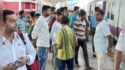 অম্বিকা কালনা স্টেশনে লোকাল ট্রেনে 'আগুন', আতঙ্ক
