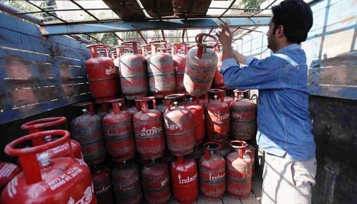 LPG Price Hike: মধ্যবিত্তের হেঁশেলে আগুন, কলকাতায় হাজার পেরলো রান্নার গ্যাসের দাম