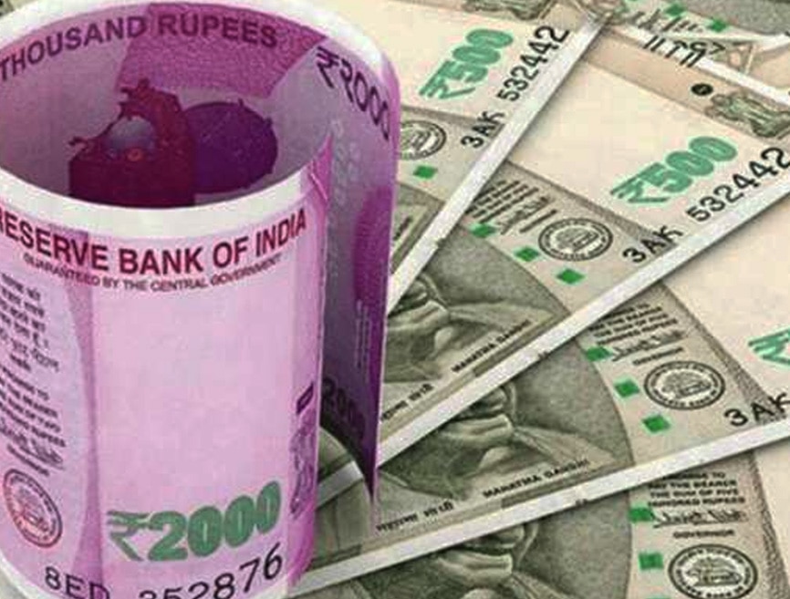 Indian Rupee: দেশের অর্থনীতিতে জোর ধাক্কা, রেকর্ড পতন হল টাকার দামে