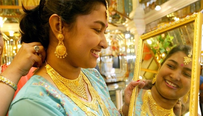 Gold Price Dropped: বিয়ের মরসুমে সোনার দামে সর্বাধিক ছাড়! এখনই কিনে রাখুন