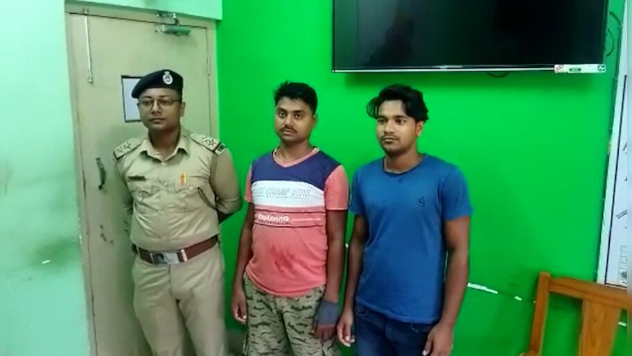 Joynagar: পকেটে নেই টাকা, বন্দুক দেখিয়ে মোবাইল হাতিয়ে গ্রেফতার ২ যুবক