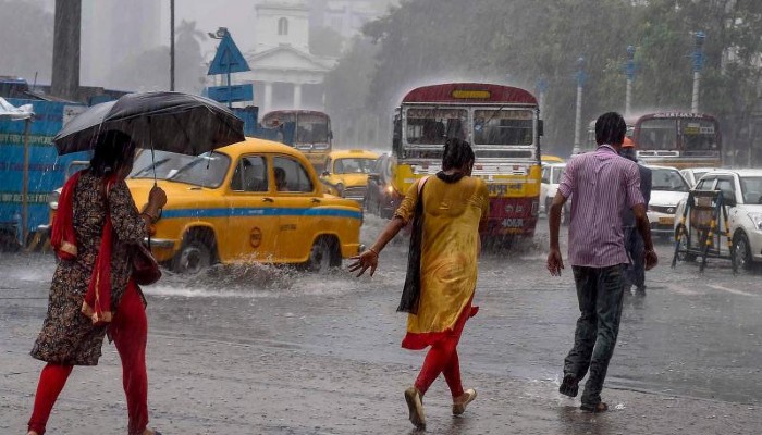 Weather Today: কলকাতায় বজ্র বিদ্যুৎ সহ বৃষ্টির সম্ভাবনা, একাধিক জেলায় ভারী বর্ষণের সতর্কতা 