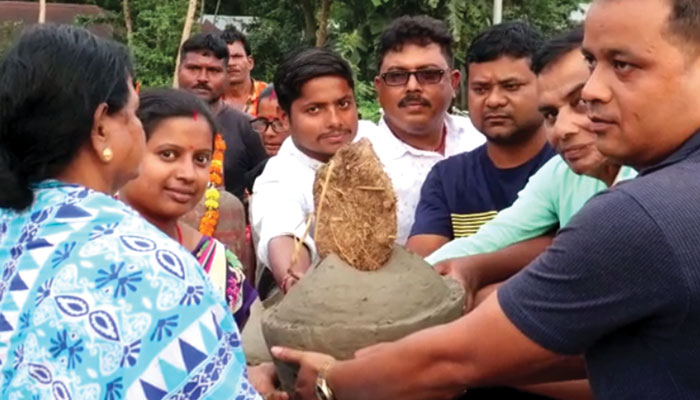 Dhupguri: রান্নার গ্যাসের দাম বৃদ্ধির অভিনব প্রতিবাদ, দুয়ারে ঘুঁটে কর্মসূচি তৃণমূলের